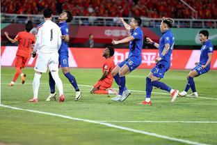 国足2-2新加坡，球迷赛后喊道：退钱！X的穆里尼奥来了都没用！